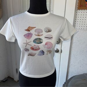 Beach themed Cropped & Fitted short sleeve white Graphic T- shirt w seashells